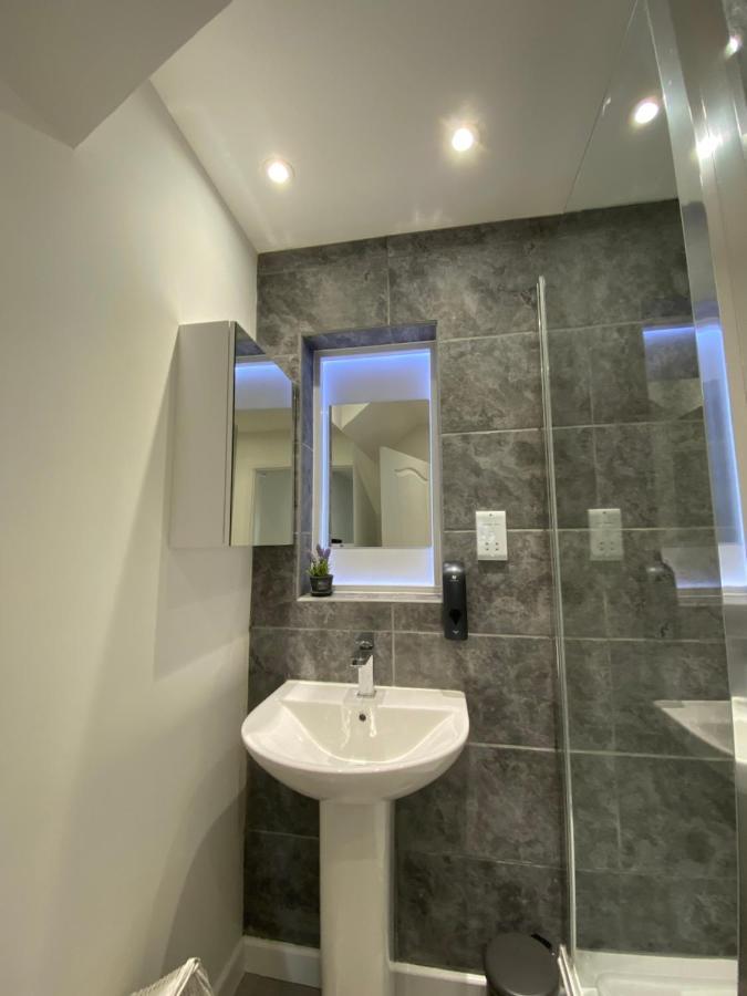 Modern 2 Bedroom Apartment, With Car Parking. Bitton Exterior photo